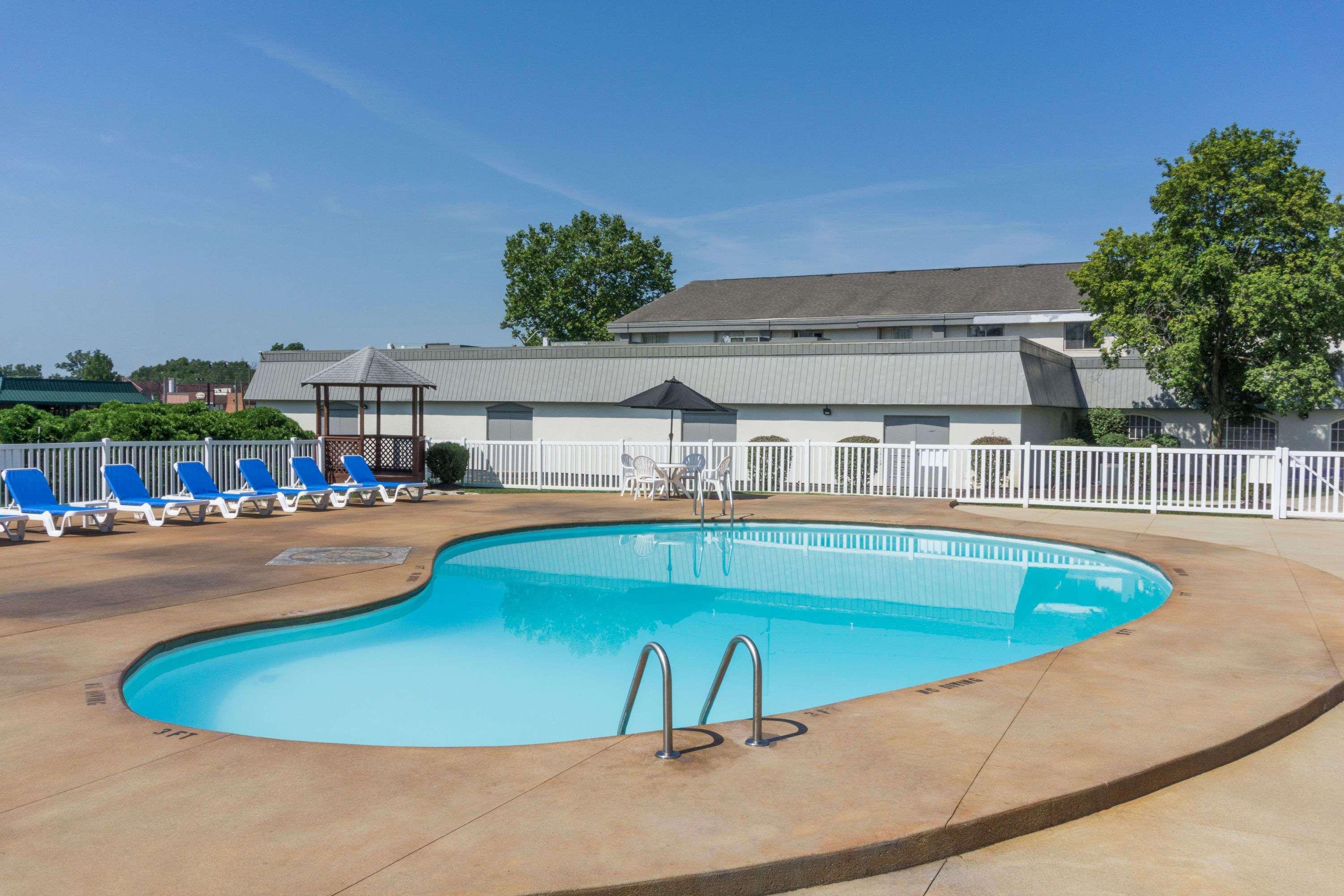 Days Inn By Wyndham Columbus East Airport Exterior photo